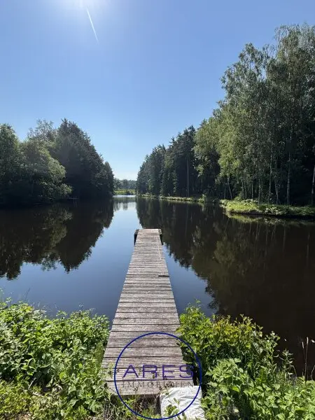 Villa mit Teich in Einzellage mit arrondierten ca. 5,6 ha großen Eigengrund