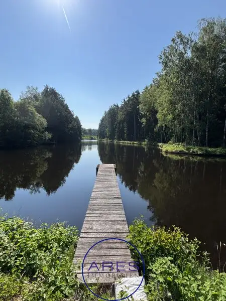 Villa mit Teich in Einzellage mit arrondierten ca. 5,6 ha großen Eigengrund