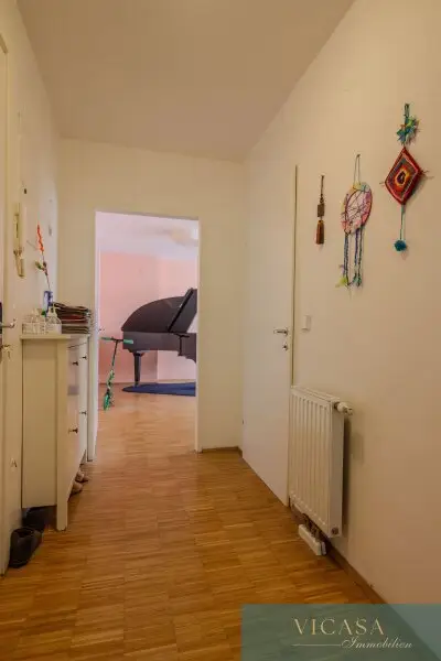 Vorraum - Wohnzimmer - wird in weiss ausgemalt