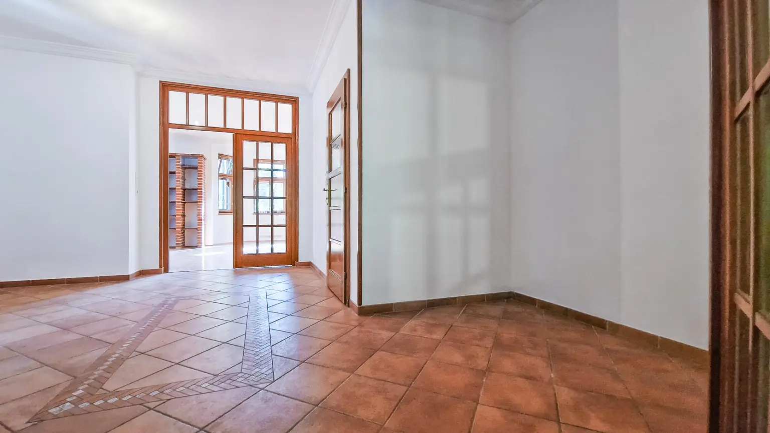 Grüne Oase in Prestige-Lage, Stilvilla mit ca. 1.600 m² Grund, Gästehaus, 2 Garagen und großem Pool