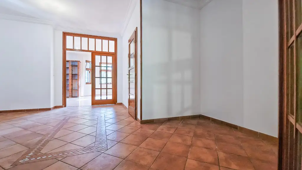 Grüne Oase in Prestige-Lage, Stilvilla mit ca. 1.600 m² Grund, Gästehaus, 2 Garagen und großem Pool