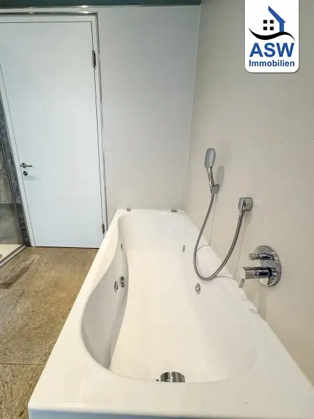 Perfekte Lage!! Top-moderne Altbauwohnung mit Balkon und Sauna in der Hauptstraße