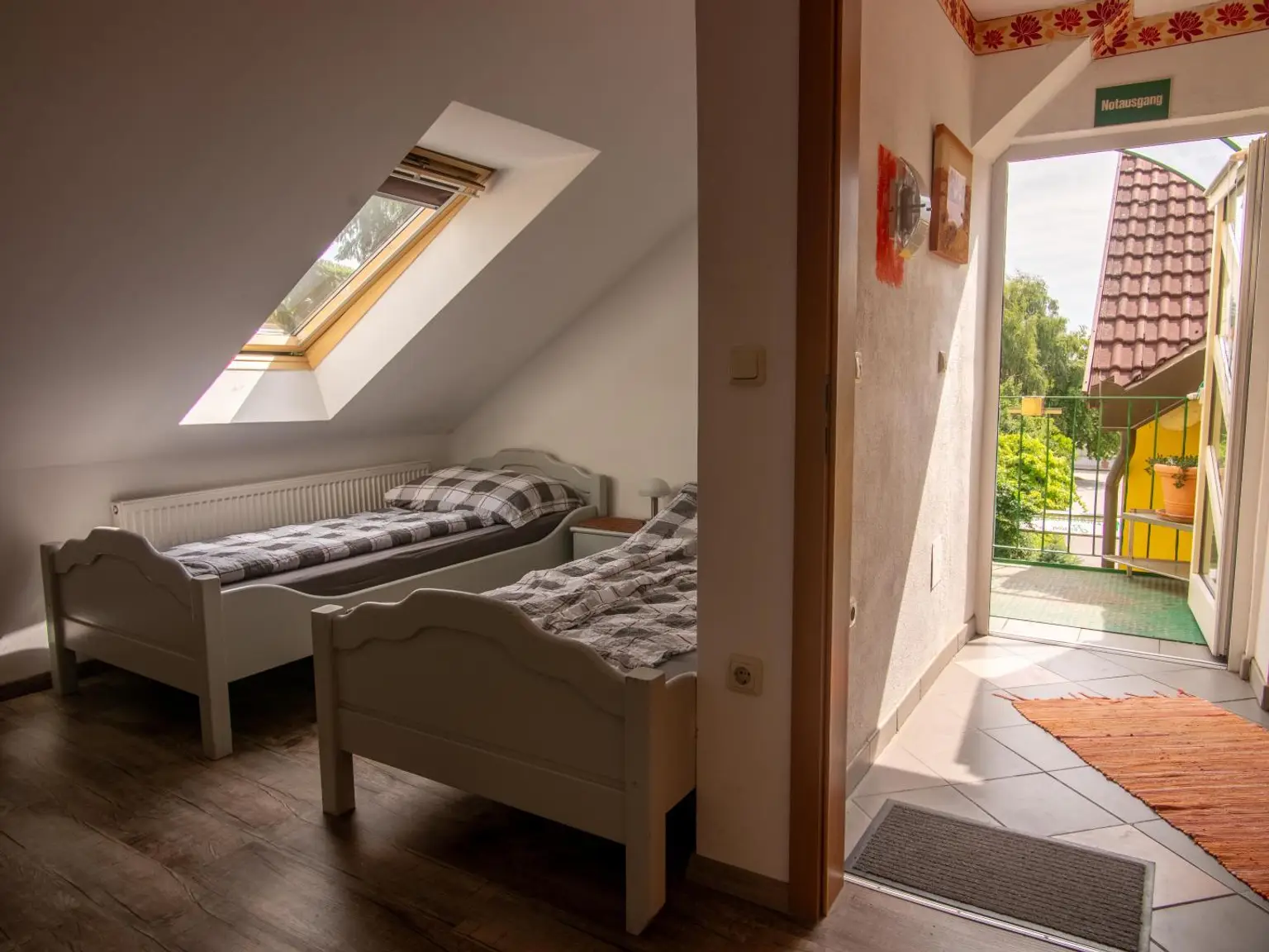 Großes Wohnhaus mit Heurigenlokal / 5 Gästezimmern und einem Miethaus