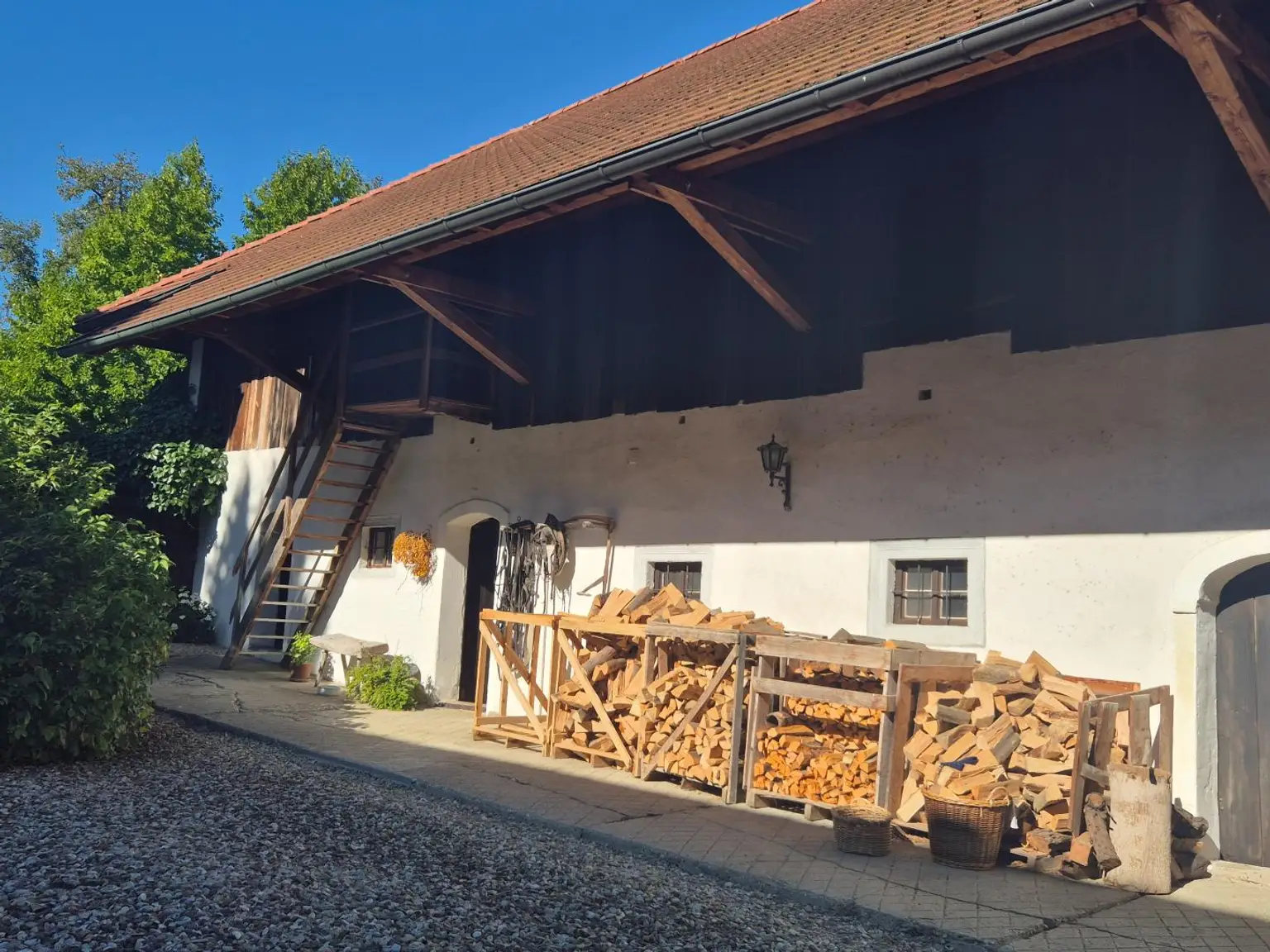 Wunderschöner Dreikanthof in Ruhelage mit Reithalle