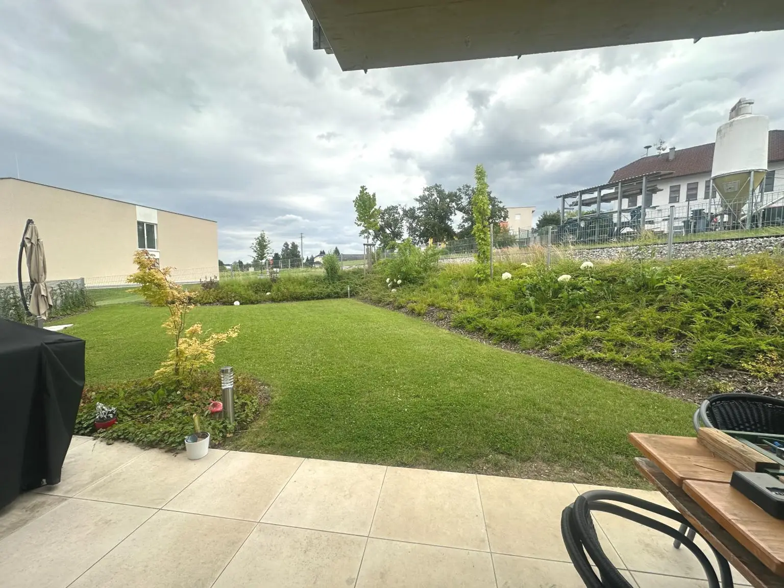 Vermietete Anlegerwohnung mit Garten – moderne Wohnqualität in ruhiger Lage