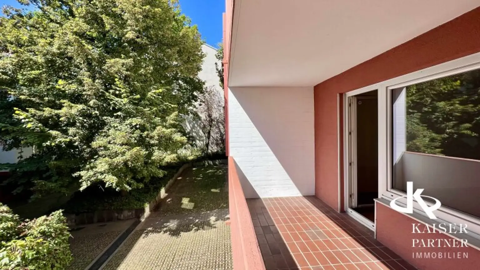 Geräumige 4-Zimmer-Wohnung mit Loggia mit viel Potential, Nähe Kennedybrücke!