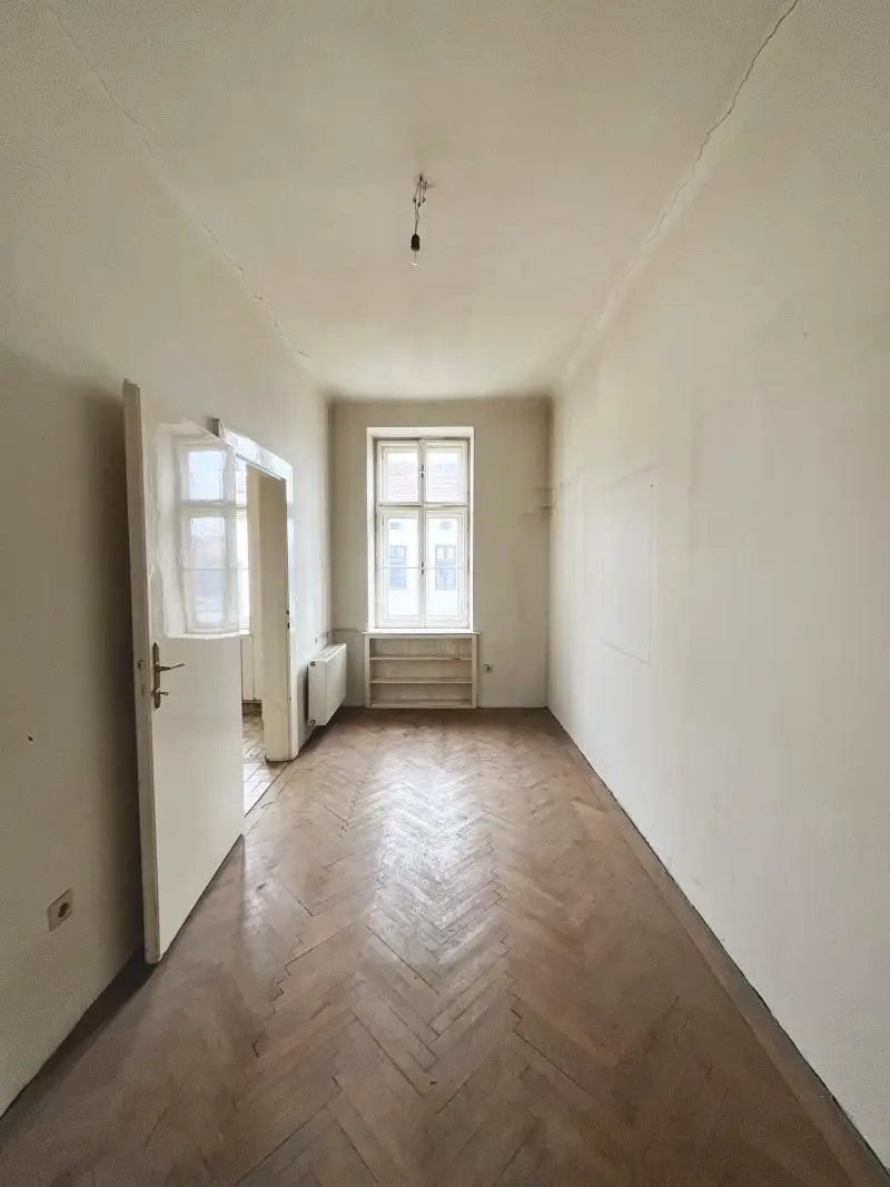 Bandgasse / Sanierungsbedürftige 2 Zimmer Wohnung
Dachgeschoß / Charmanter Altbau