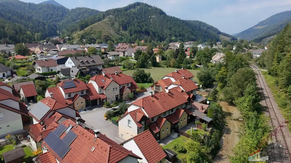 "Wohnen wie im Urlaub" Neuwertige Doppelhaushälfte mit Garage im wunderschönen Hohenberg