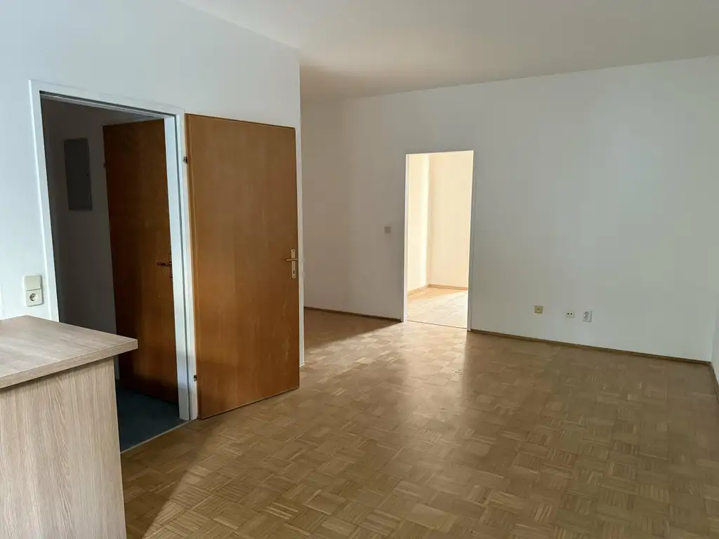 Gemütliche 2-Zimmer-Wohnung mit neu sanierter Küche und Balkon!