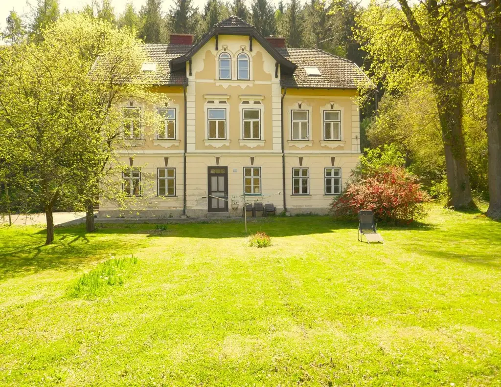 Wunderschönes Grundstück mit kleinem Zinshaus im Ortskern von Weissenbach an der Triesting!