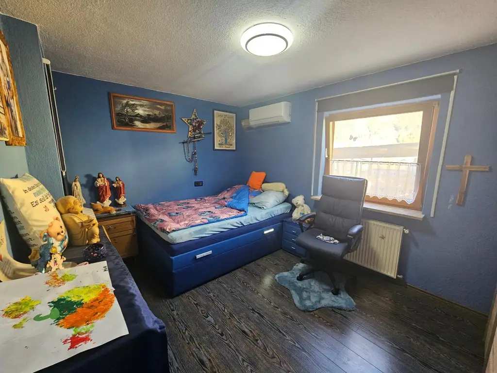 Großzügiges Zweifamilienhaus mit Garten und Pool