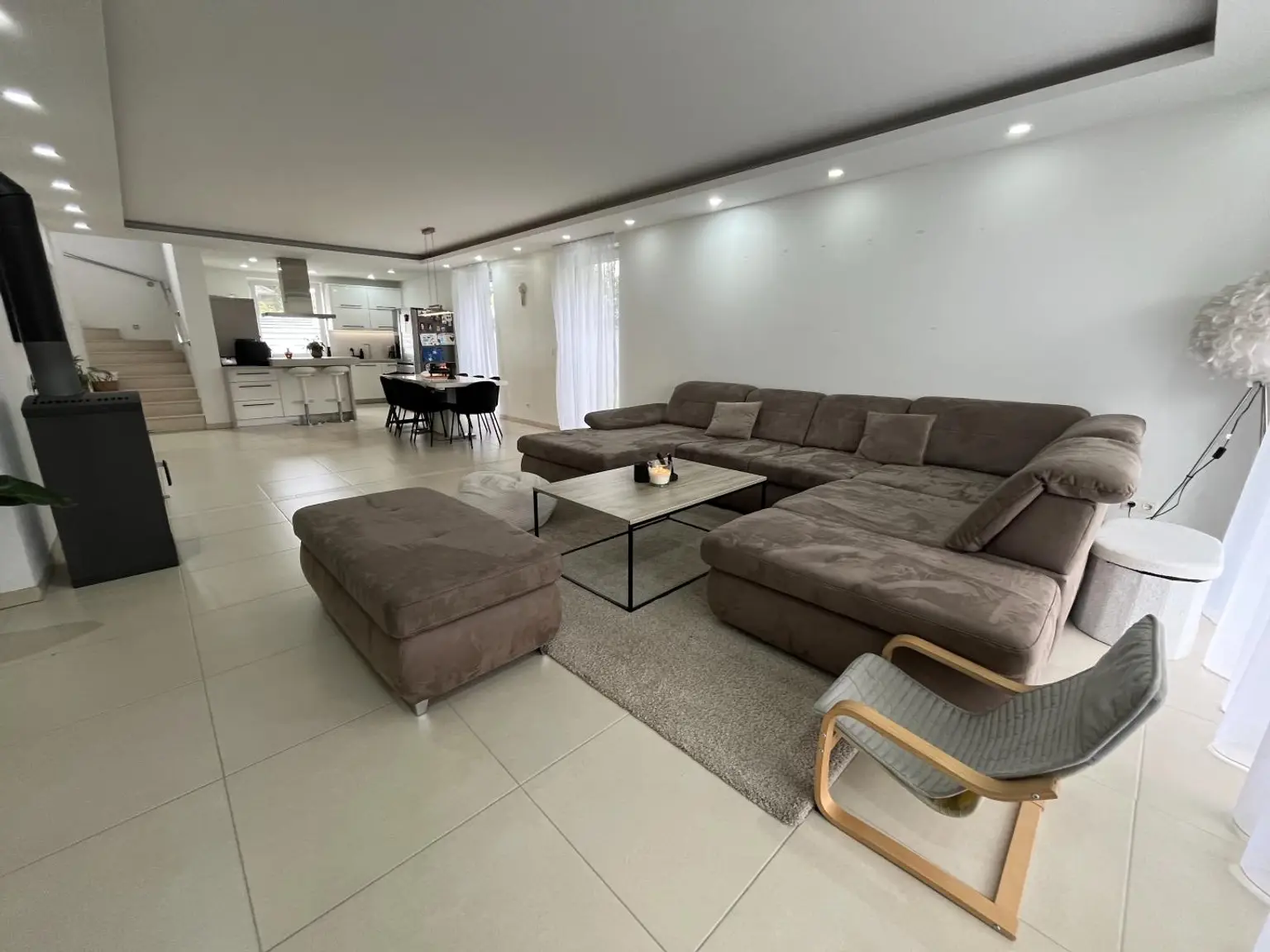 Erdgeschoss - Wohnraum mit Essbereich und Küche