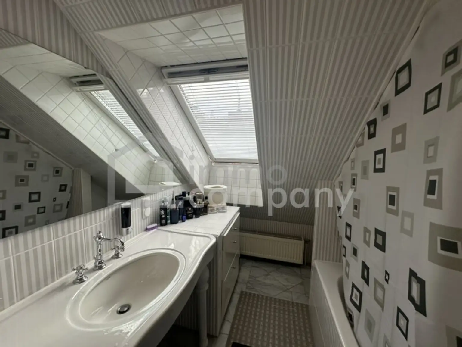 Dachgeschosswohnung in 1040 Wien – modern, geräumig, mit Balkon!