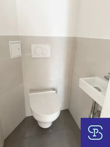 Toilette mit Waschbecken