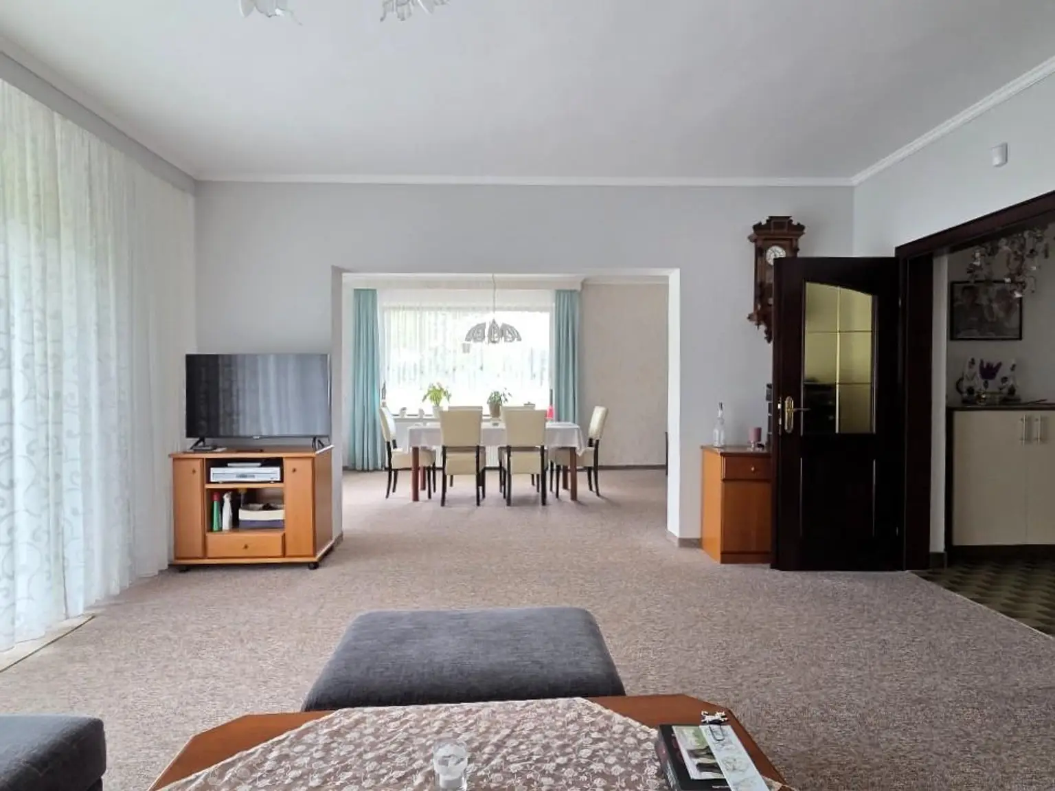 Wohnzimmer mit Blick z. Esszimmer