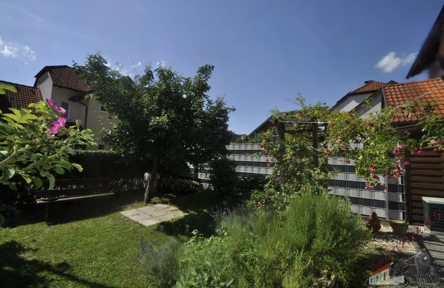 "Wohnen wie im Urlaub"- Ruhig gelegene Doppelhaushälfte mit gepflegten Garten in Hohenberg