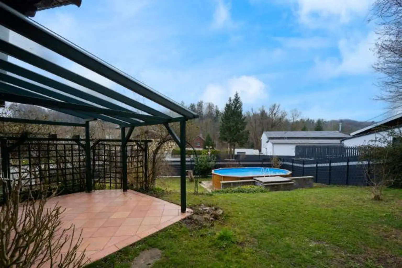 Garten mit Blick zum Pool