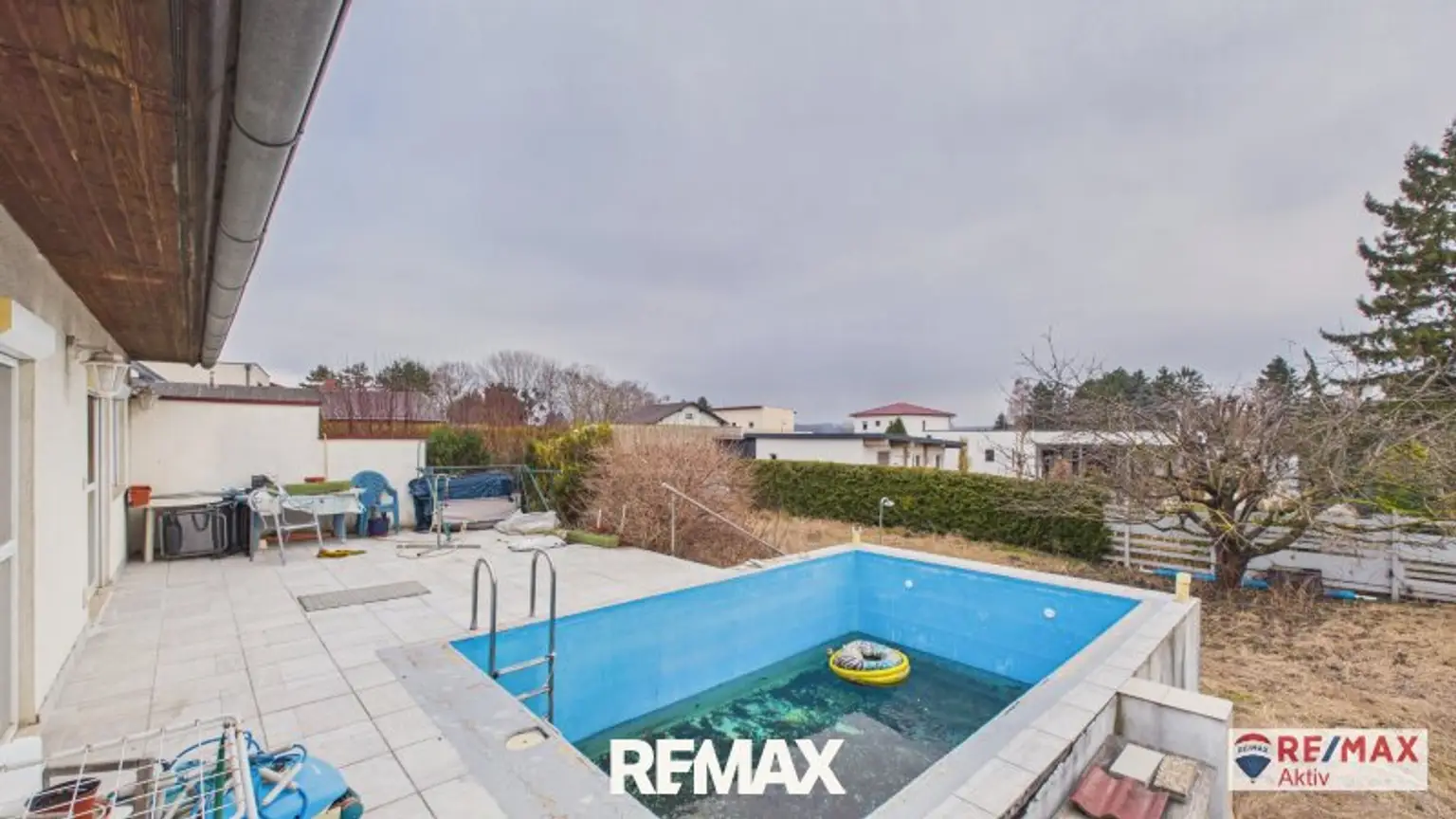 Einzugsbereites Haus mit großer Garage und großem Grundstück