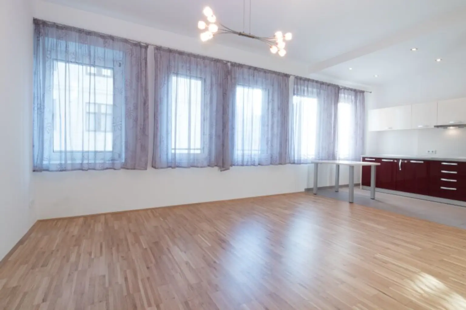 Sachen packen und einziehen! helle und teil-möblierte 2-Zimmer-Wohnung in 1040 Wien!