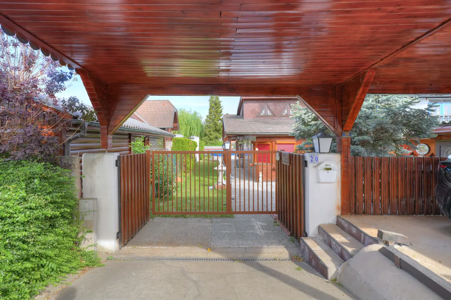 ENTWURF ** Urlaub zu Hause - Nur ca. 100 Meter vom Neufelder See entfernt – charmantes Haus auf Pachtgrund + Pool, Sauna & Gästezimmer ** ENTWURF
