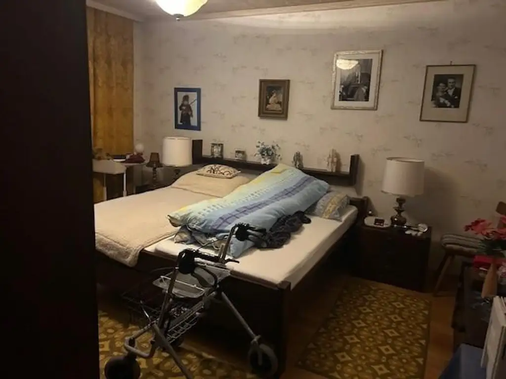 2 bis 3 Familienhaus mit Vollkeller,    mit  4 Garagen, Brunnen und Werkstatt  - sehr viel Wohnraum- 4 Bäder