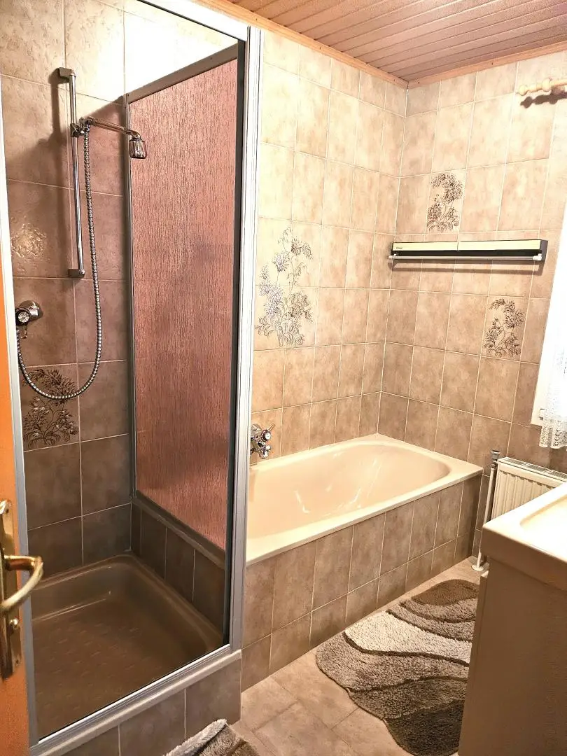 Badezimmer mit Dusche und Wanne