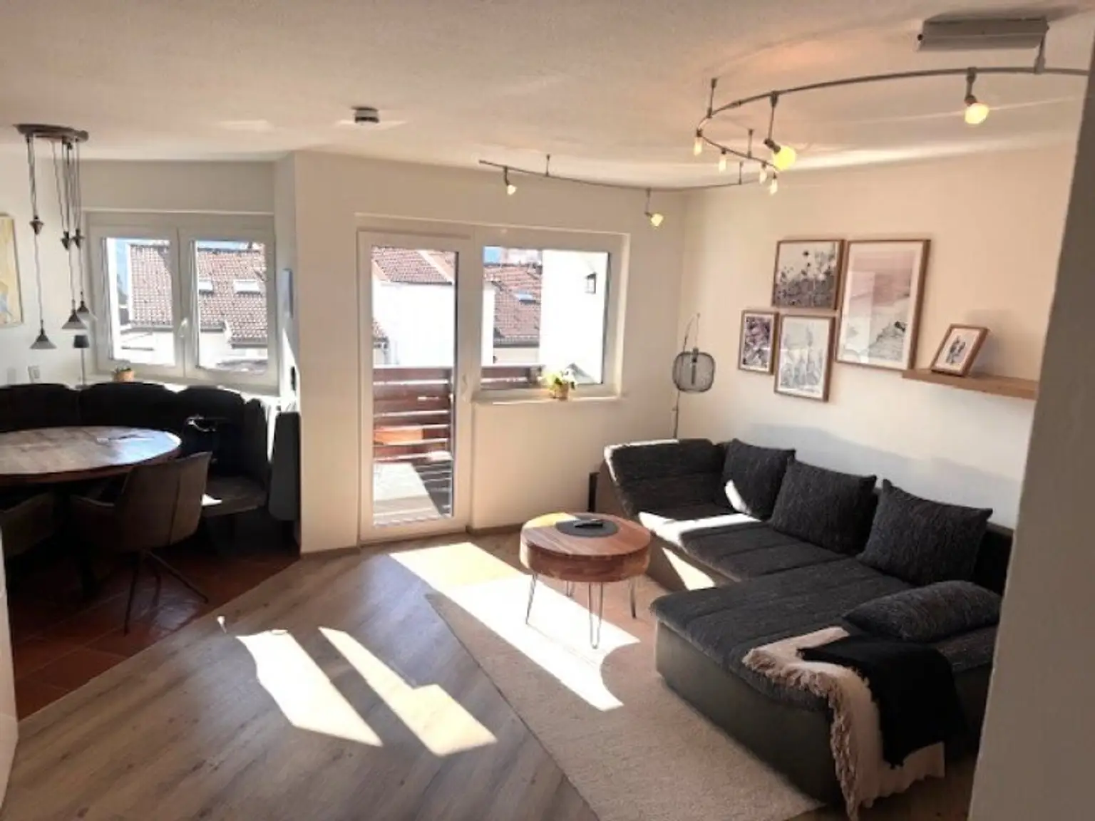 Wohnzimmer mit Zugang zum Südbalkon