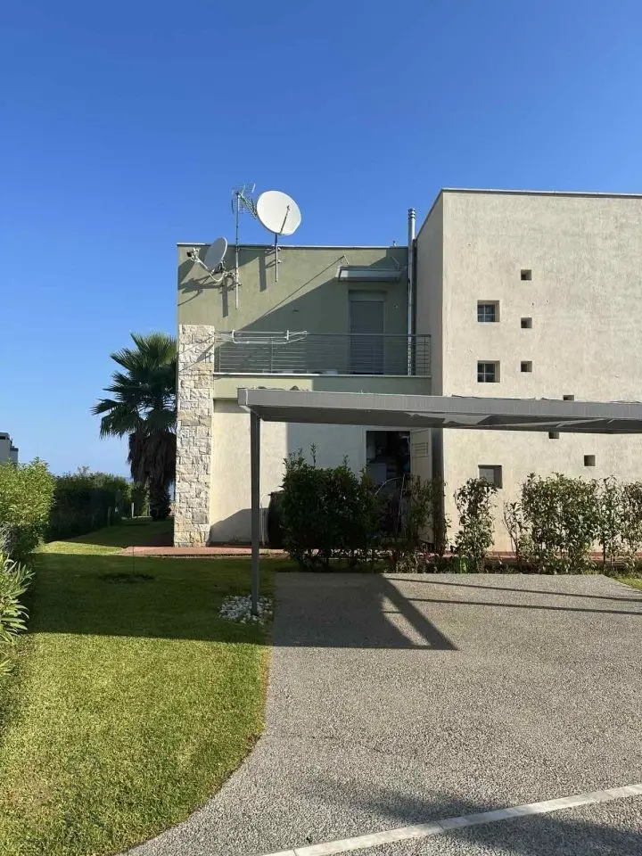 Pefkochori – Stilvolle Maisonette auf großem Grundstück nur wenige Schritte vom Strand