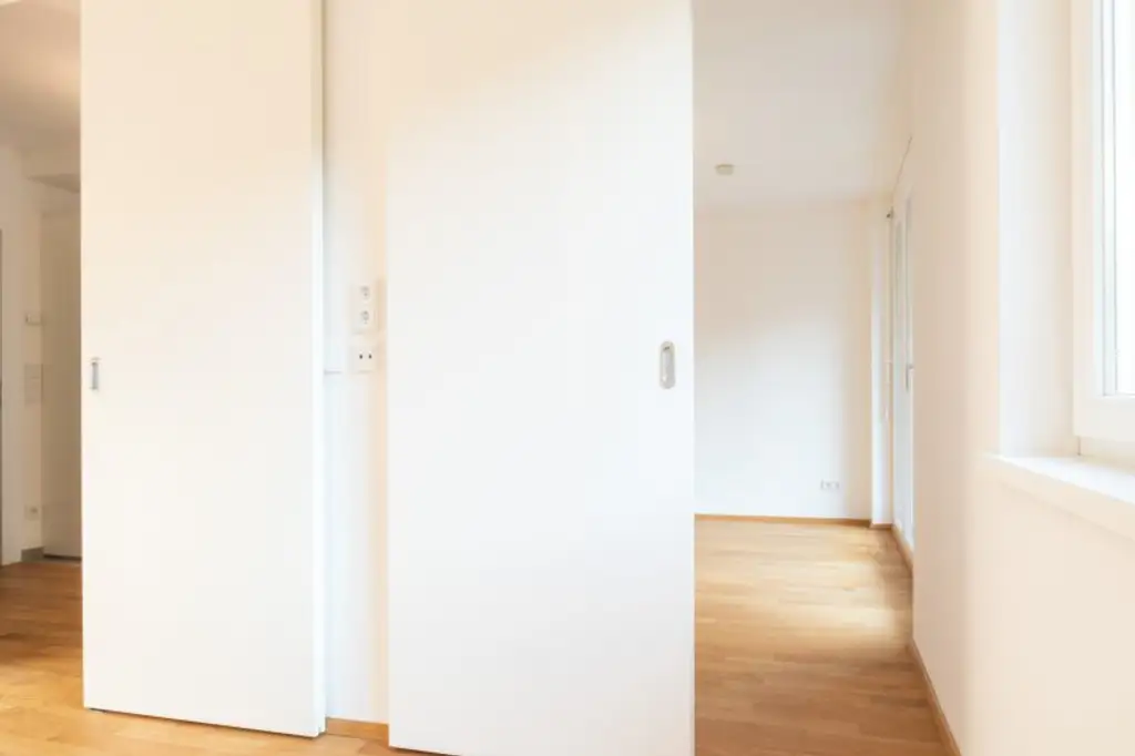 ZUM VERKAUFEN! Attraktive Kapitalanlage: Vermietete charmante Kleinwohnung mit großzügigem Balkon und Tiefgaragenstellplatz! Nähe U6 Spitz!