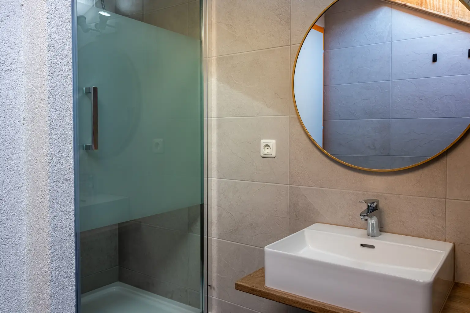 MIETE - Renovierte 3 Zimmerwohnung mit Balkon -  inkl. aller Betriebskosten