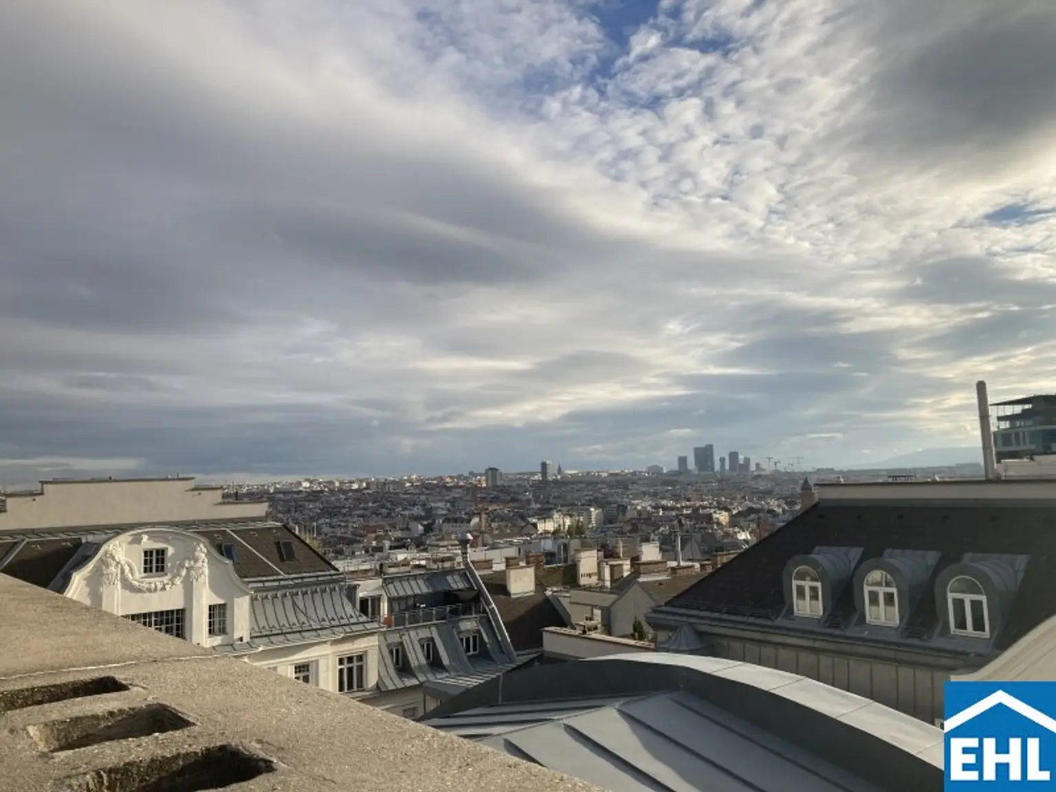 Großzügige 2-Zimmerwohnung mit 85 m² Dachterrasse direkt an der Mariahilfer Straße!
