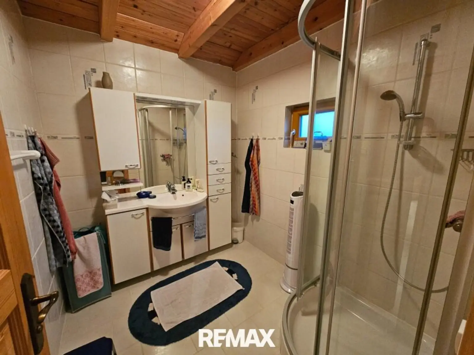 Badezimmer mit Dusche