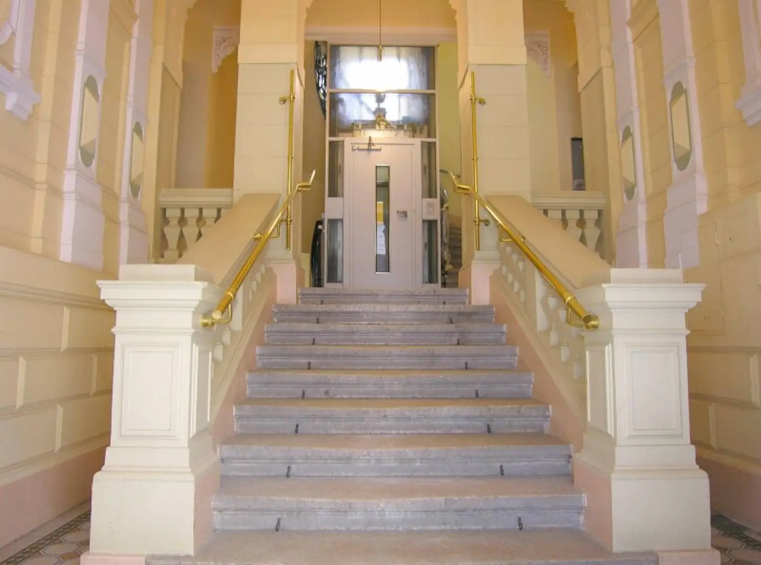 08 Hauseingang - Stiegenhaus