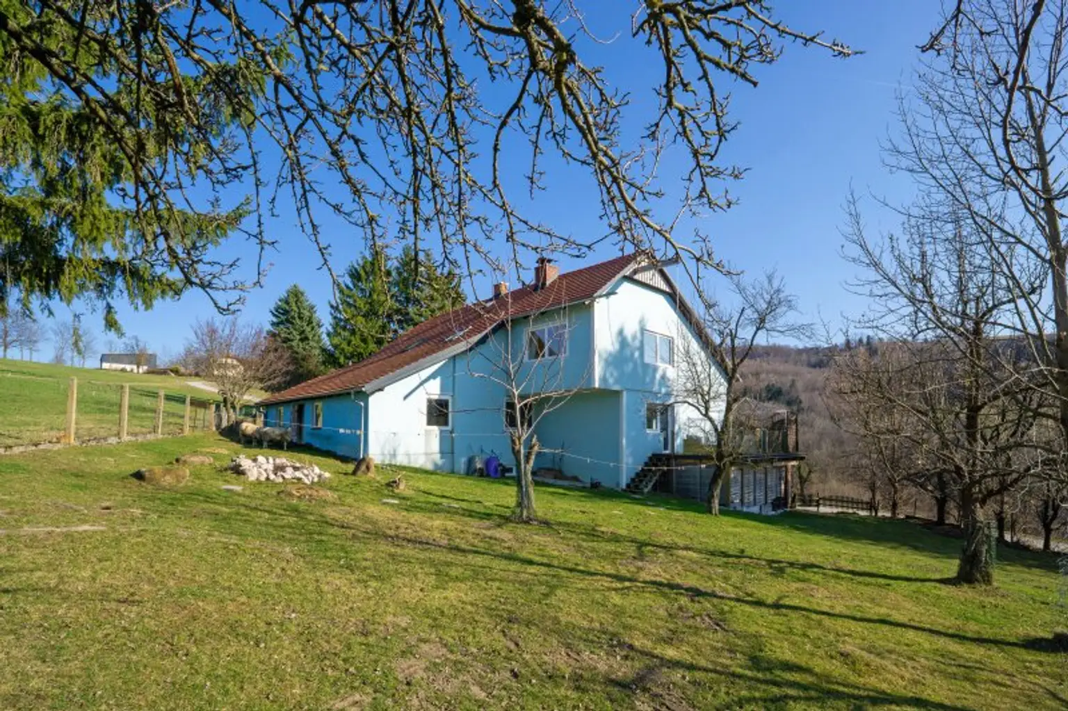 Nordwestseitige Hausansicht vom Garten aus