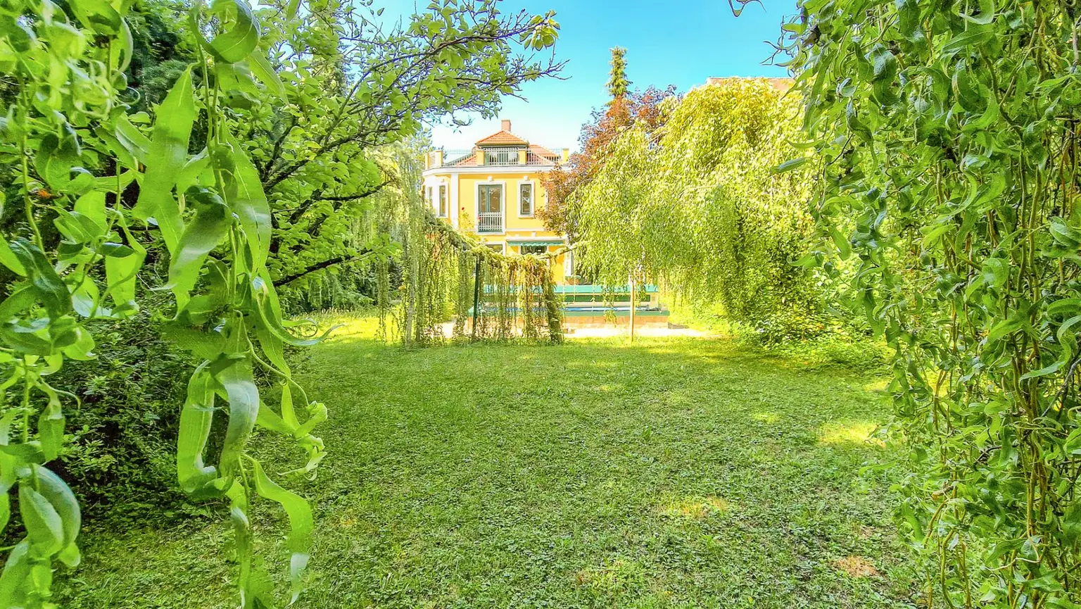 Grüne Oase in Prestige-Lage, Stilvilla mit ca. 1.600 m² Grund, Gästehaus, 2 Garagen und großem Pool
