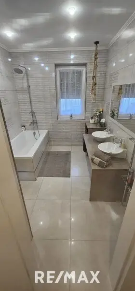 Bad mit Wanne und Fenster