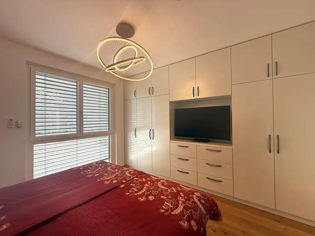 Luxus Penthouse mit Outdoor-Jacuzzi wird komplett möbliert vermietet // Luxury penthouse with outdoor Jacuzzi available for rent, fully furnished //