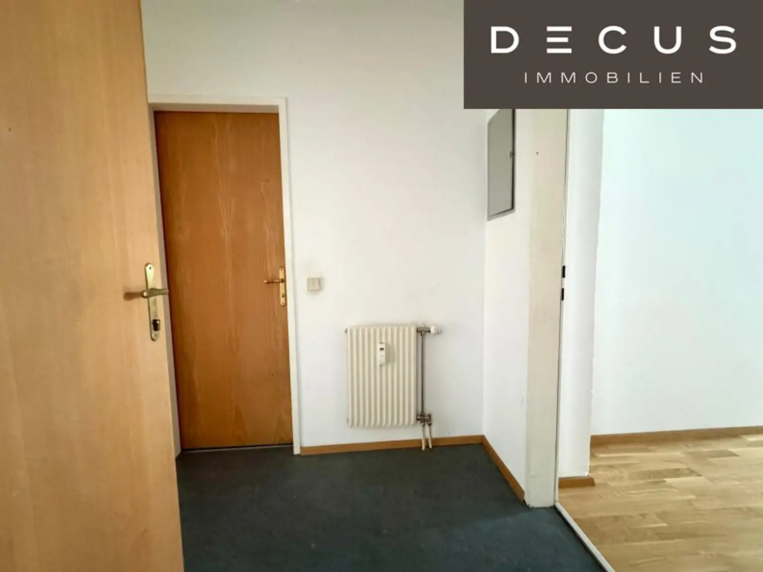 | CHARMANTE 2-ZIMMER-WOHNUNG MIT SONNIGEM BALKON | GRÜN- & SCHLOSSBERGBLICK | ca. 44,1m² | 2.OG | IDEALE LAGE