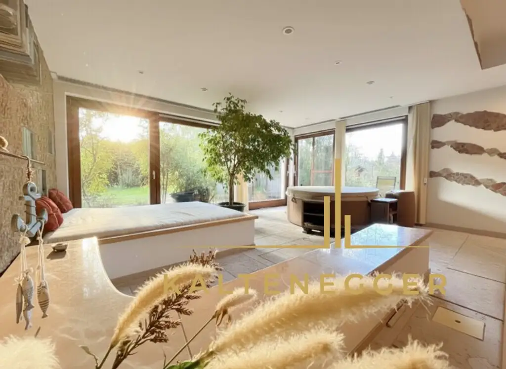 Klosterneuburg: Großzügiges Anwesen mit 2 Wohneinheiten, Indoorpool und 3.606 m² Grundstück