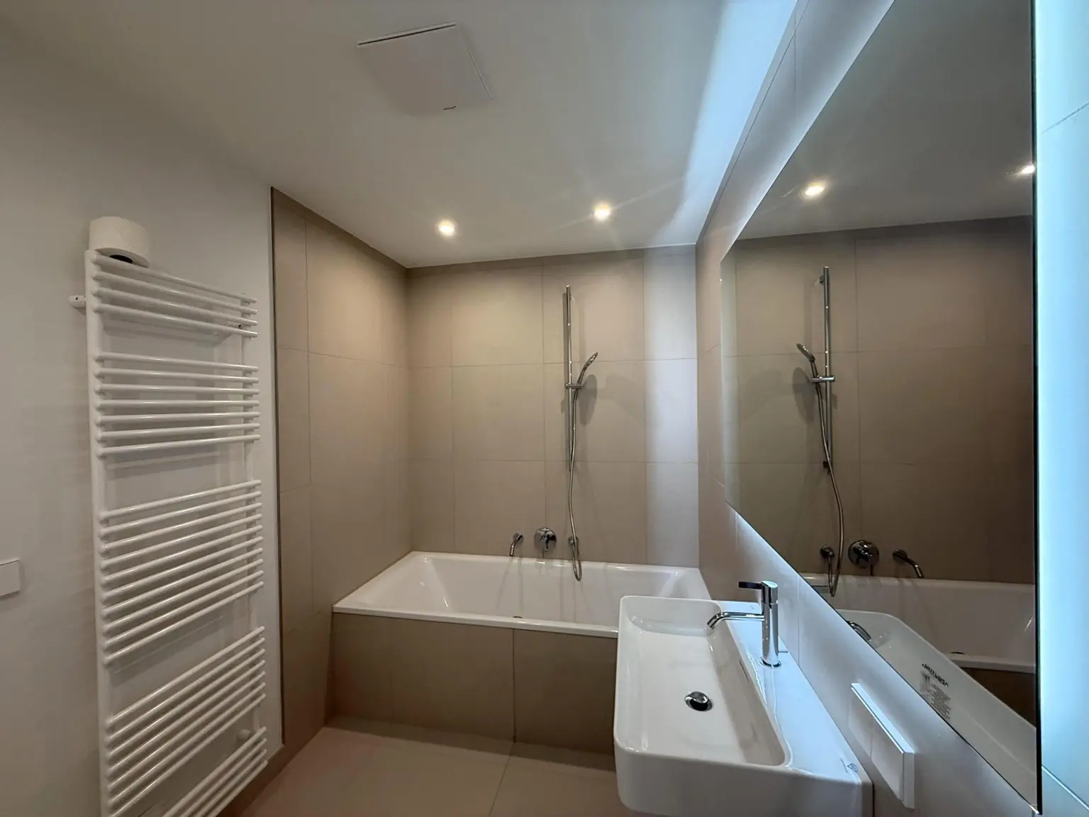 Kleine Perle im ultramodernen Wohnhaus mit Pool am Dach zu mieten // Small gem in an ultra-modern apartm. building with pool on the roof for rent //