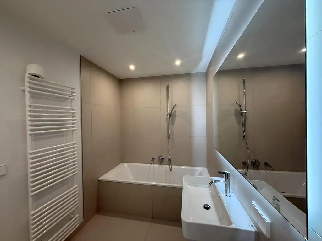 Kleine Perle im ultramodernen Wohnhaus mit Pool am Dach zu mieten // Small gem in an ultra-modern apartm. building with pool on the roof for rent //