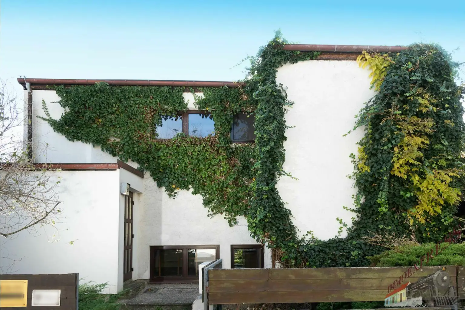 Architektenhaus mit Schwimmhalle in Ruhelage