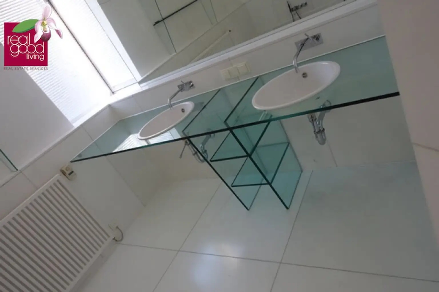 Wohngenuss mit Traumfernblick: Teilmöblierte Traumvilla mit Outdoorpool, Garten, Sauna, Jacuzzi Indoor, Tischtennistisch, etc.