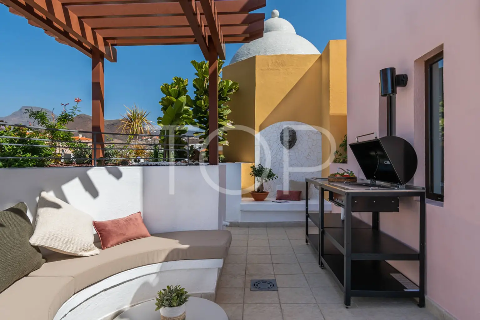 Exklusive Penthouse-Maisonette mit zwei Schlafzimmern, privater Dachterrasse und Ausblick im Herzen von Los Cristianos