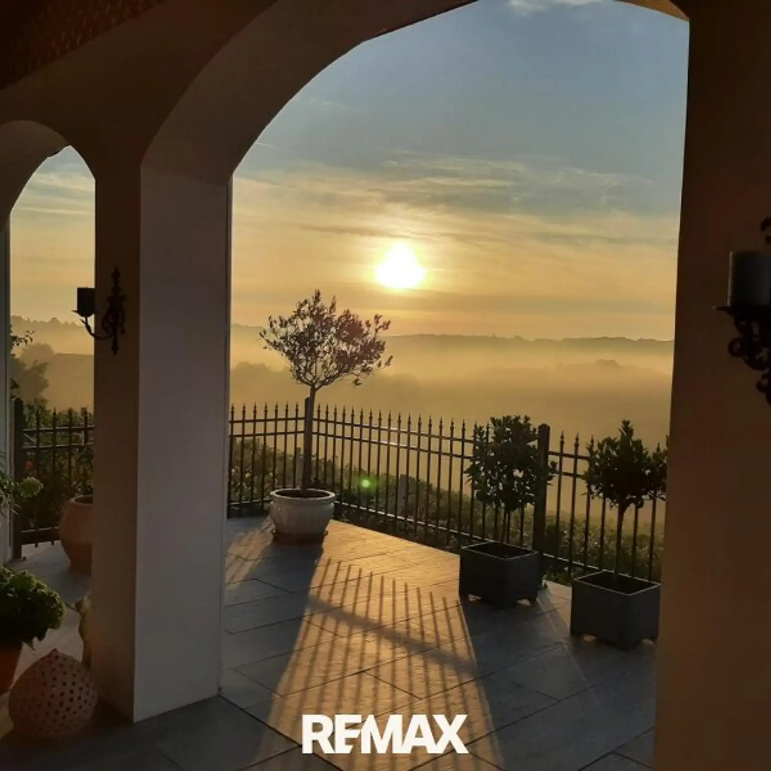die ersten Sonnenstrahlen auf der Terrasse erleben