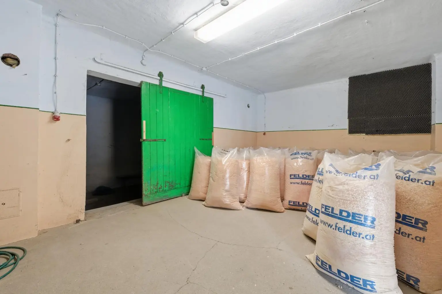 Vielseitige Gewerbe- und Wohnliegenschaft: diverse Hallenflächen, Wohngebäude und ein großzügiges Grundstück!