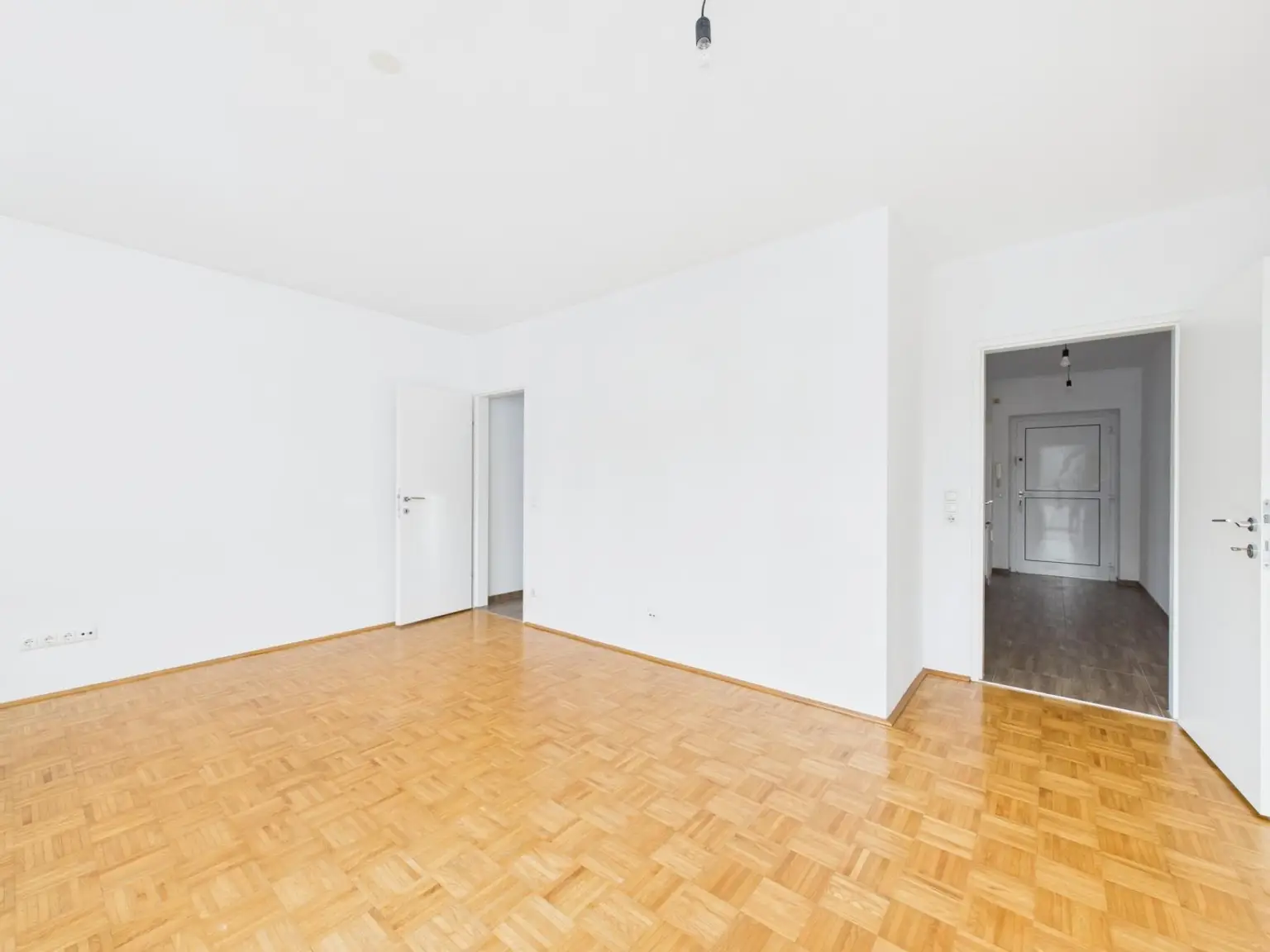 CAM04191G0-PR0077-STILL003