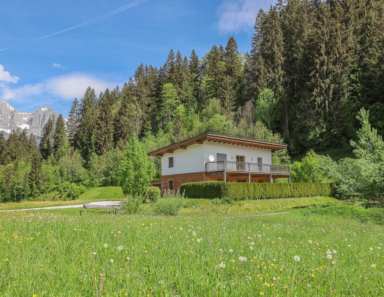 Modernes Mehrfamilienhaus in Alleinlage