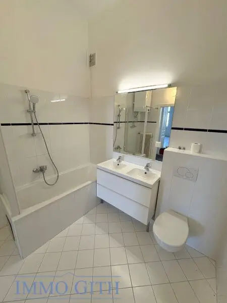 EXKLUSIVE ALTBAUWOHNUNG MIT 2 BALKONEN UND TRAUMBLICK ÜBER WIEN – 258 m² IN BESTLAGE DES 4. BEZIRKS UNBEFRISTET ZU MIETEN!