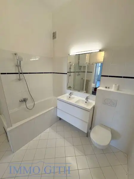 EXKLUSIVE ALTBAUWOHNUNG MIT 2 BALKONEN UND TRAUMBLICK ÜBER WIEN – 258 m² IN BESTLAGE DES 4. BEZIRKS UNBEFRISTET ZU MIETEN!